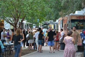 Lake Lily Food Truck Cafe Crowd